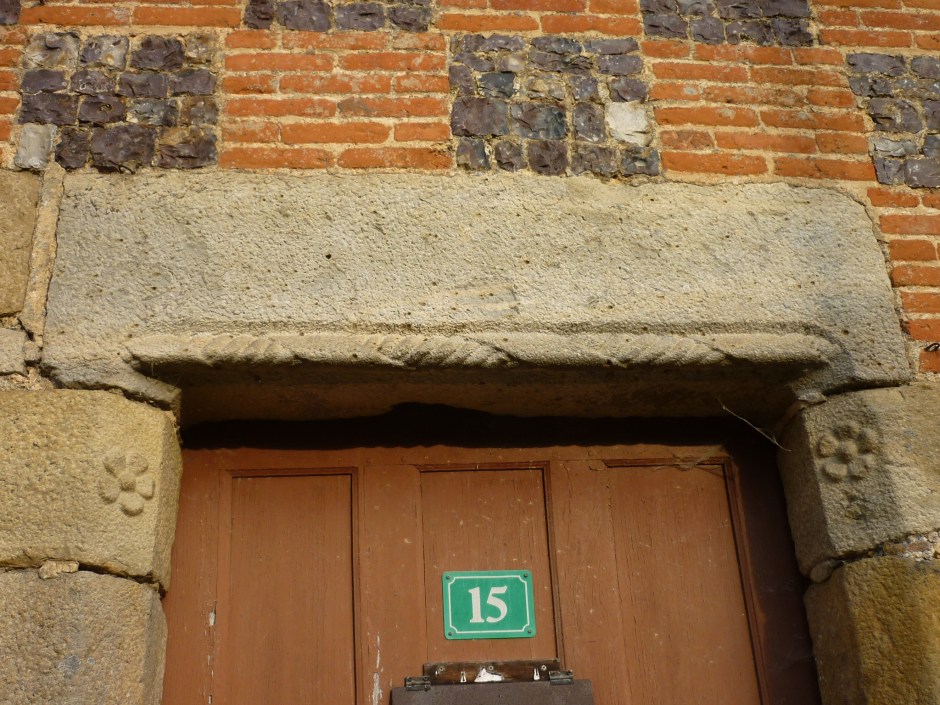 linteau-porte-pietonne-prieure-de-la-chaise-dieu